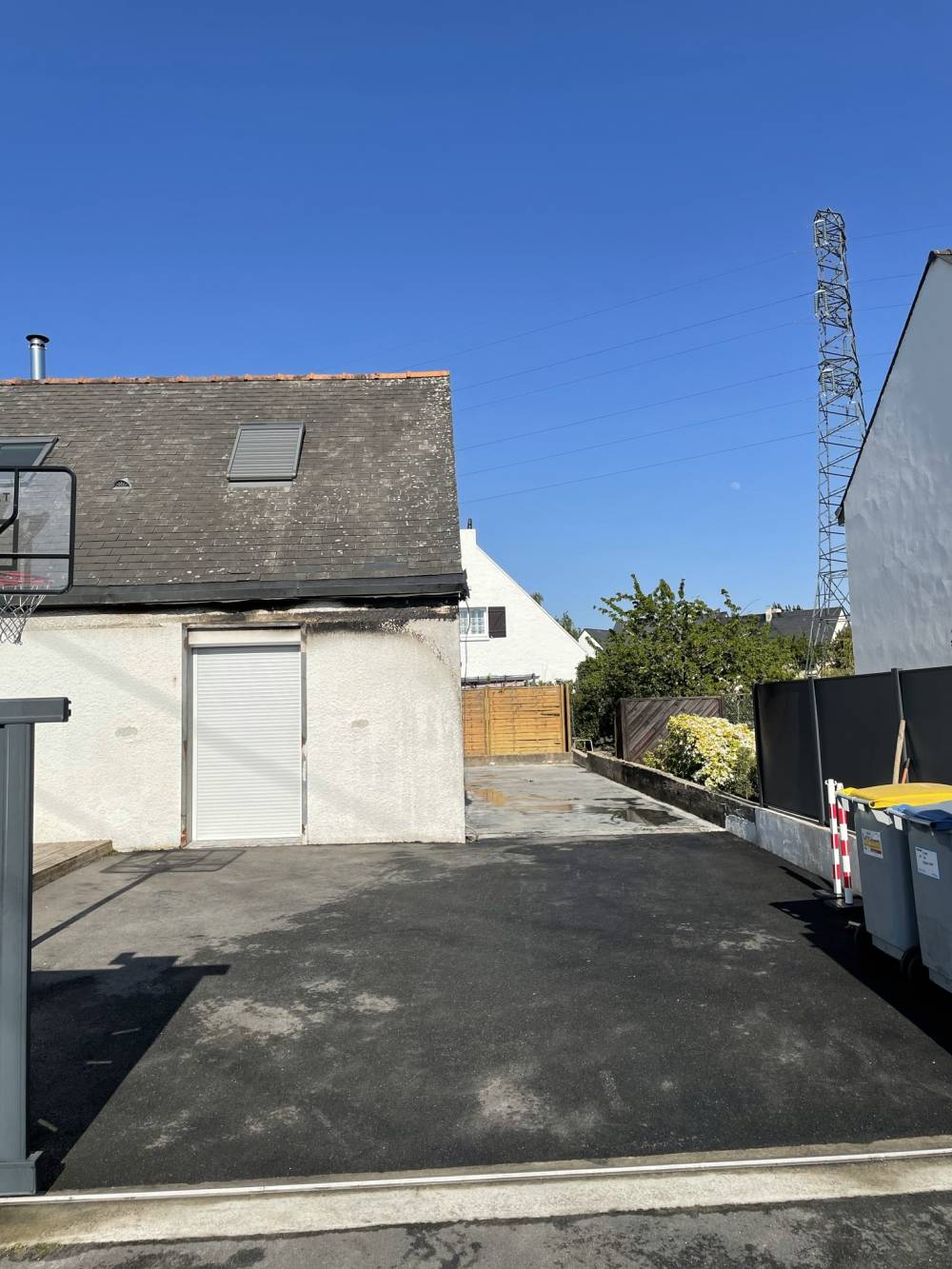 Démolition et nettoyage d’un garage aménagé en studio suite à un incendie à vertou 